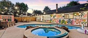 Cozy Meets Fun, Pool, Hot Tub, Instagrammable Spaces, & Close to IAH Airport