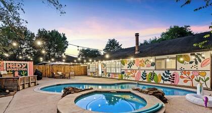 Cozy Meets Fun, Pool, Hot Tub, Instagrammable Spaces, & Close to IAH Airport