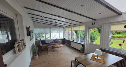 Cozy vacation home with garden for families, fitters & guests