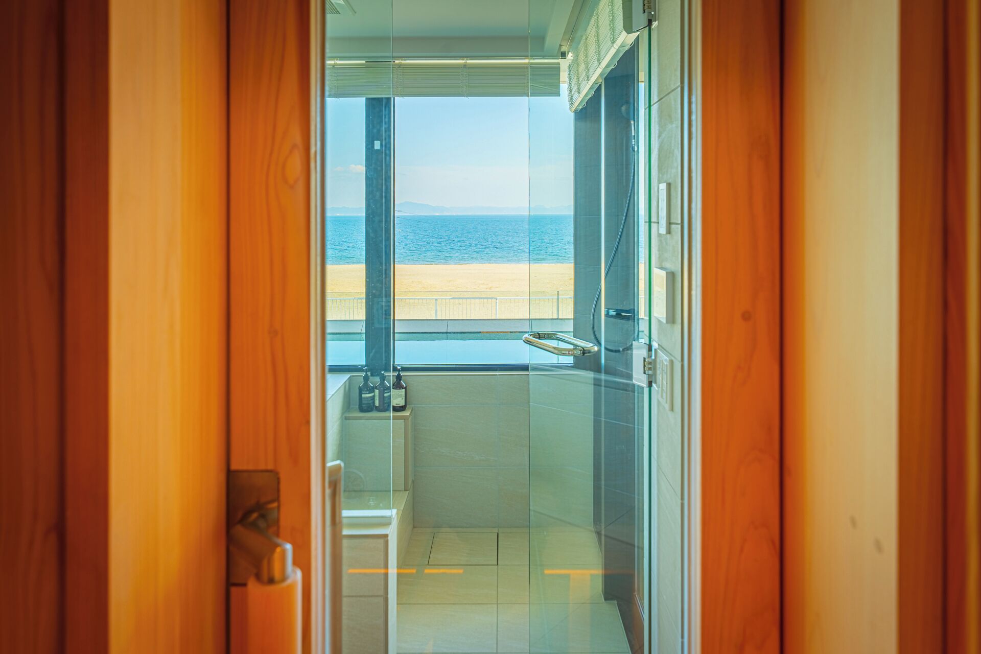 Habitación superior con 2 camas individuales, piscina privada, vistas al mar | Baño | Bañera y ducha independientes y artículos de higiene personal gratuitos