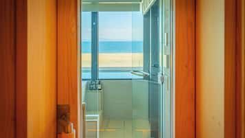 Habitación superior con 2 camas individuales, piscina privada, vistas al mar | Baño | Bañera y ducha independientes y artículos de higiene personal gratuitos