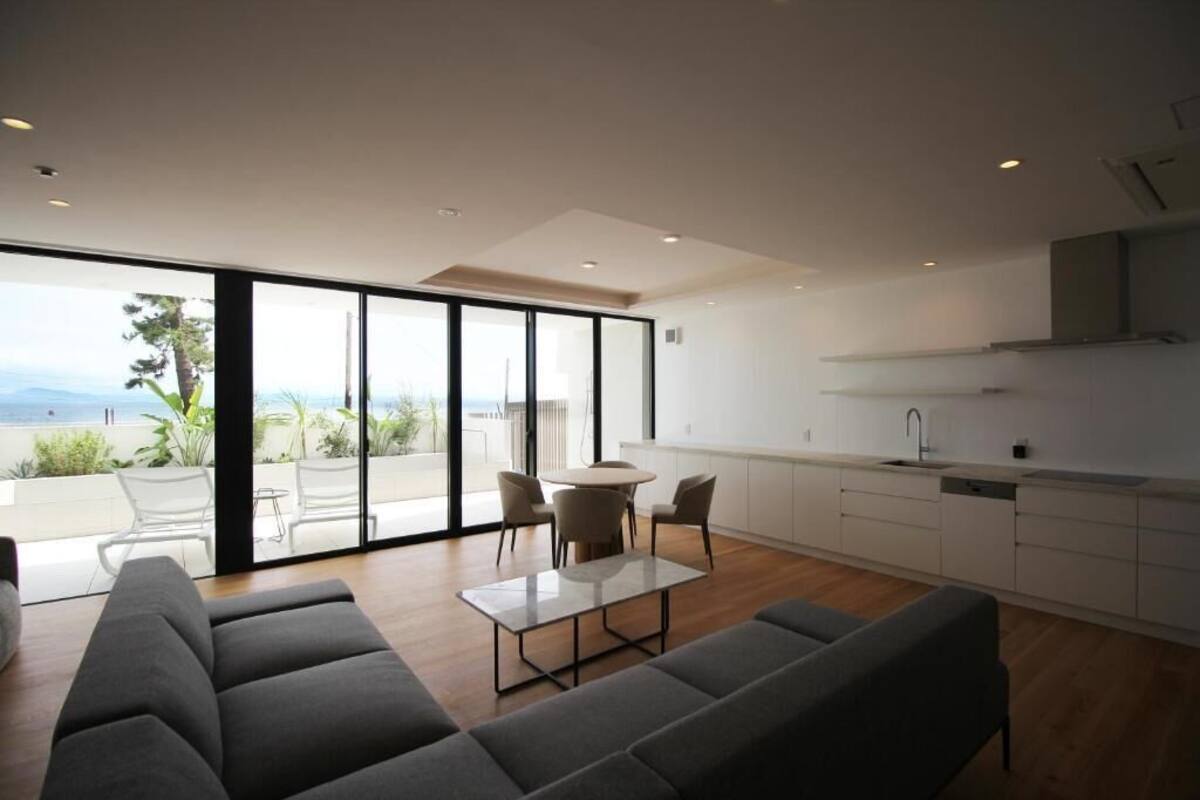 Suite luxueuse, piscine privée, vue sur la mer | Aire de séjour