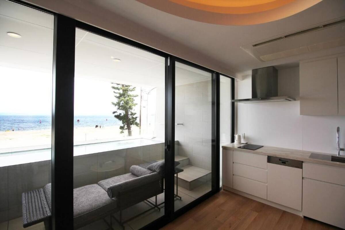 Chambre supérieure avec lits jumeaux, piscine privée, vue sur la mer | Cuisine privée | Réfrigérateur grande capacité avec congélateur, four à micro-ondes