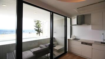Habitación superior con 2 camas individuales, alberca privada, vista al mar | Cocina privada | Refrigerador con congelador, microondas y parrilla de estufa