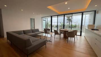 Suite de lujo, alberca privada, vista al mar | Área de sala de estar