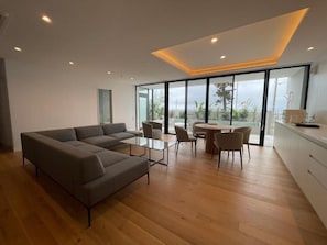 Suite de lujo, piscina privada, vistas al mar | Zona de estar