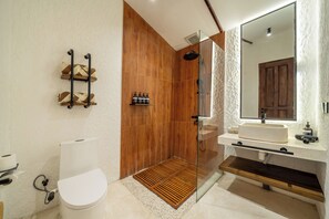 Biệt thự Exclusive, quang cảnh hồ bơi | Phòng tắm | Áo choàng tắm, dép đi trong nhà, chậu vệ sinh/vòi rửa 