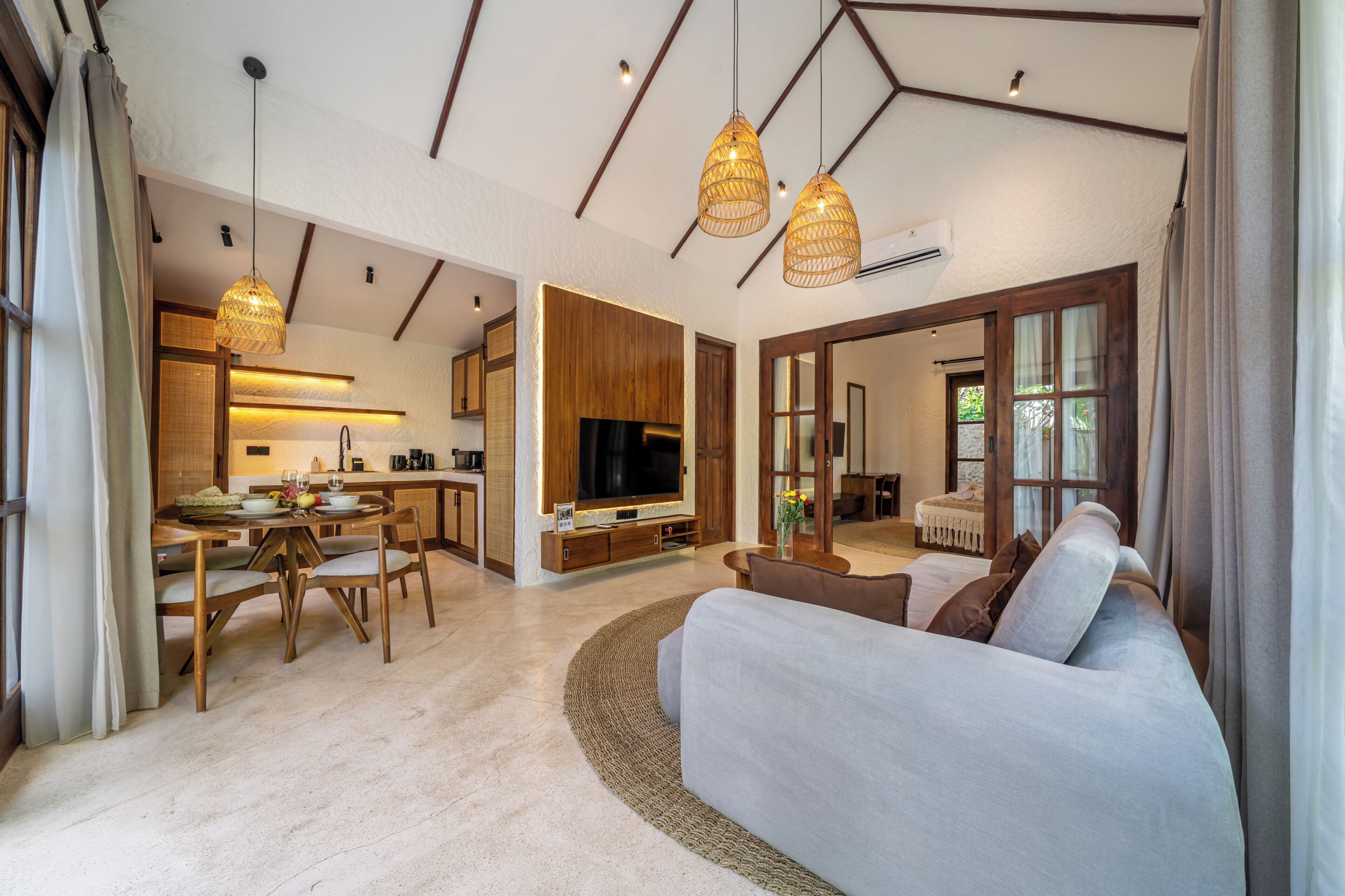 Villa exclusiva, vista a la alberca | Área de sala de estar | Smart TV de 50 pulgadas con canales digitales 