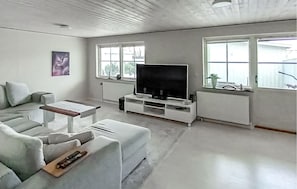 A living room with a sofa, TV, and windows. - Lovely home in Gränna with sauna (Gränna)