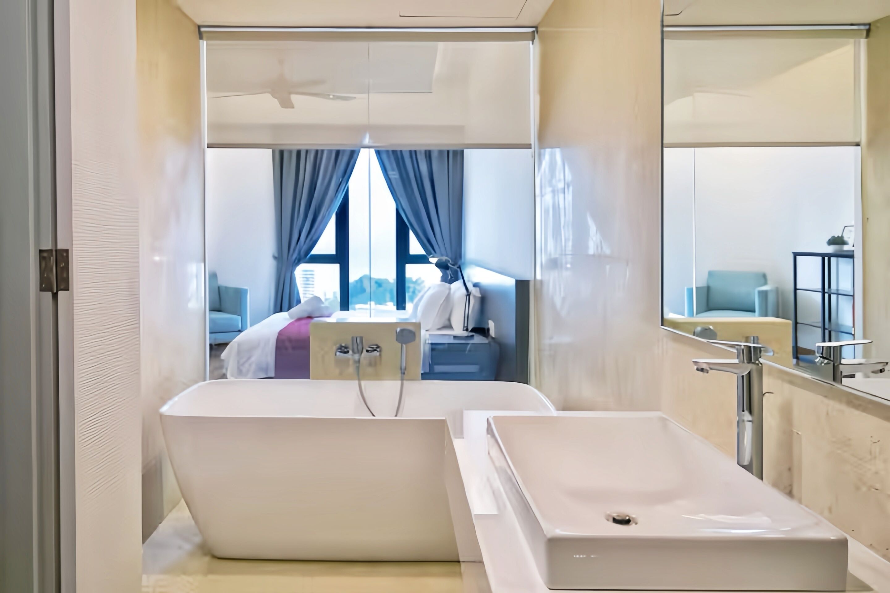 Deluxe Apartment, City View | Bathroom | Separate tub and shower, hair dryer, bidet, towels
