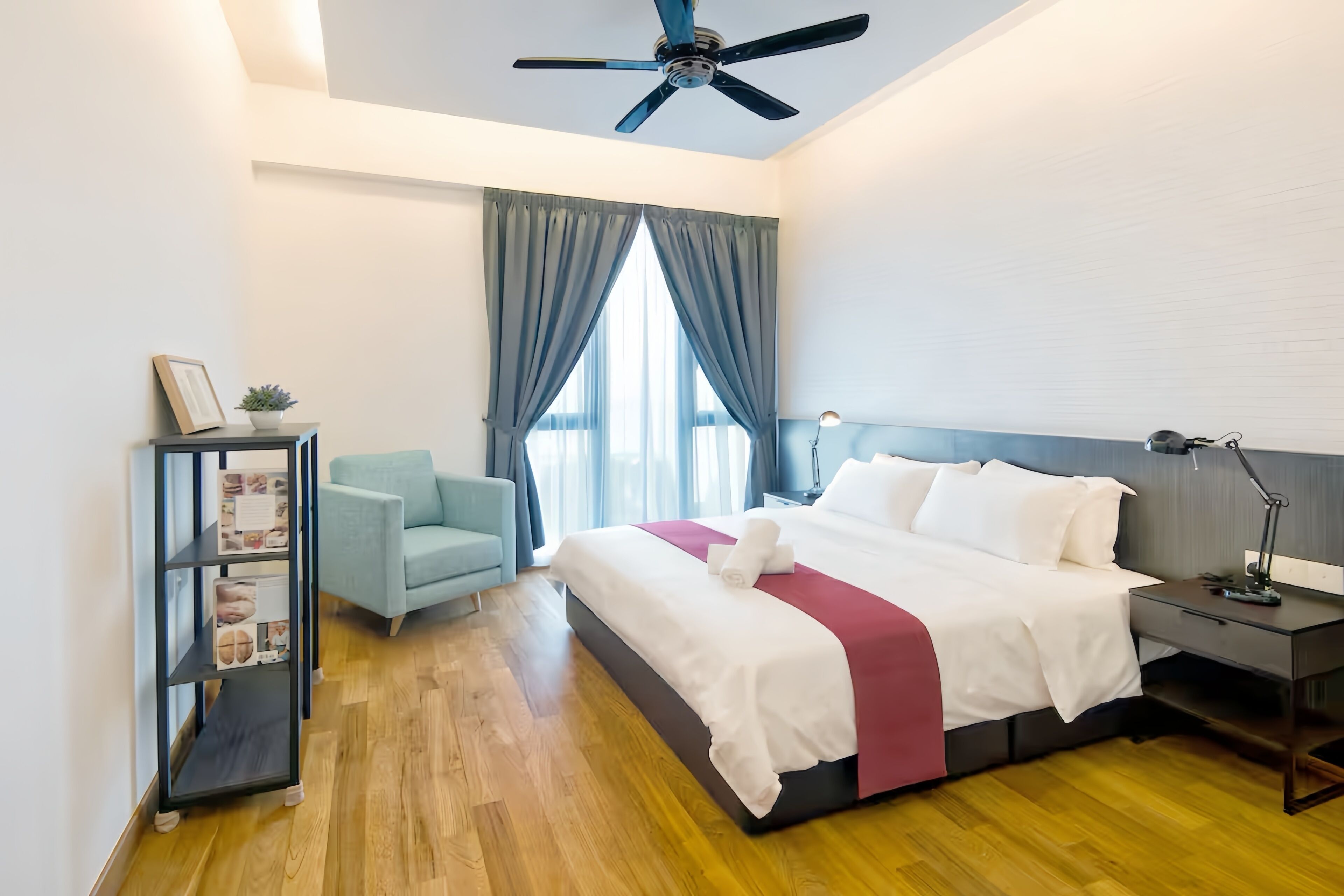 Deluxe appartement, uitzicht op de stad | Donsdekens, een bureau, een strijkplank/strijkijzer, gratis wifi