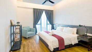 Deluxe appartement, uitzicht op de stad | Donsdekens, een bureau, een strijkplank/strijkijzer, gratis wifi
