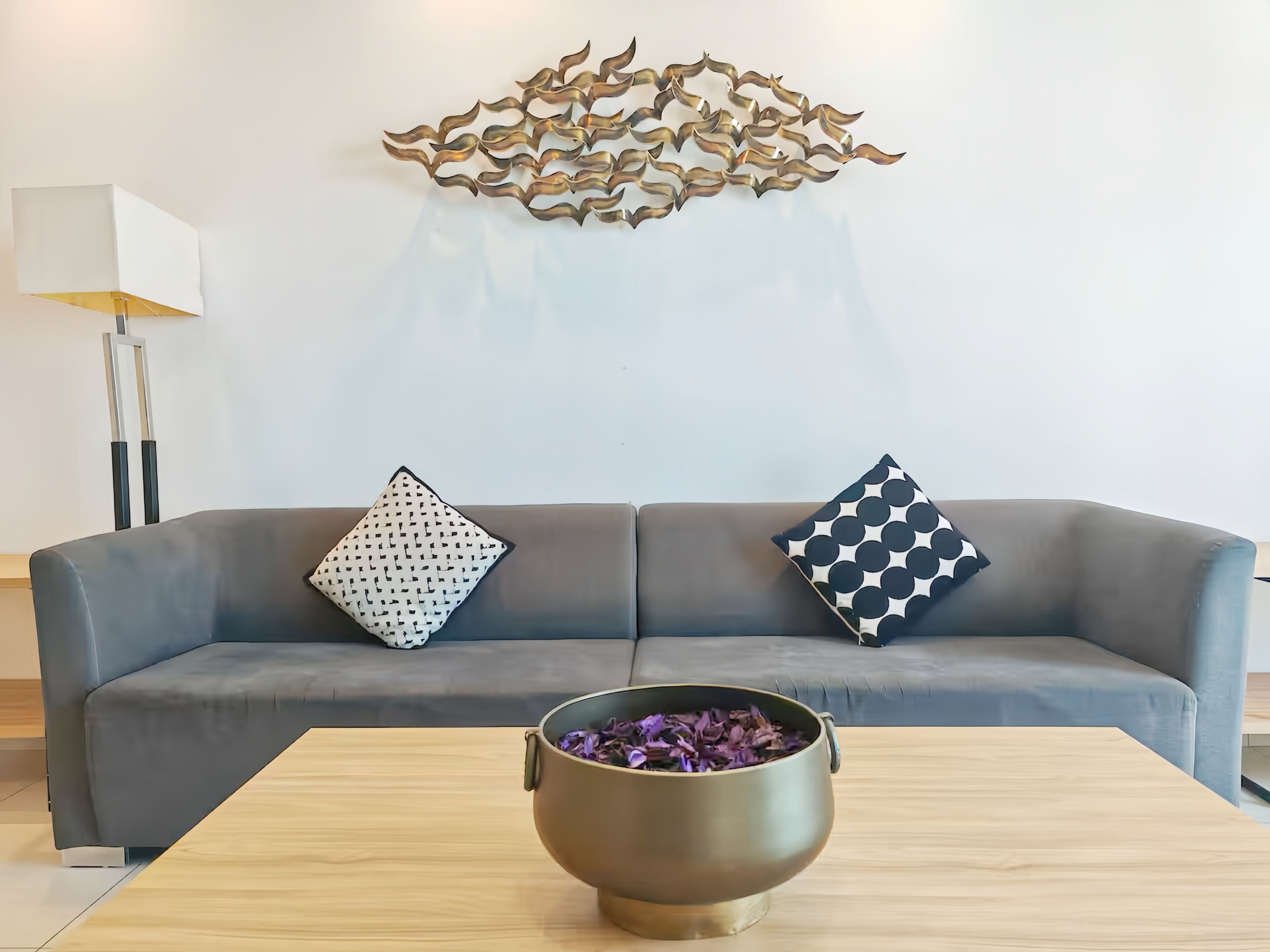 Deluxe appartement, uitzicht op de stad | Woonruimte | Een 43-inch ledtelevisie met digitale zenders