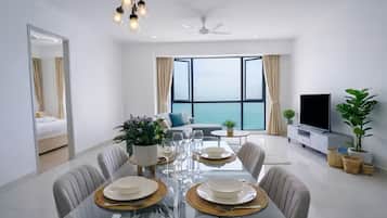 Deluxe Apartment, City View | In-room dining