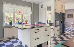 Fridge, microwave, oven, stovetop - Awesome home in Sävsjö with ethernet internet (Sävsjö)