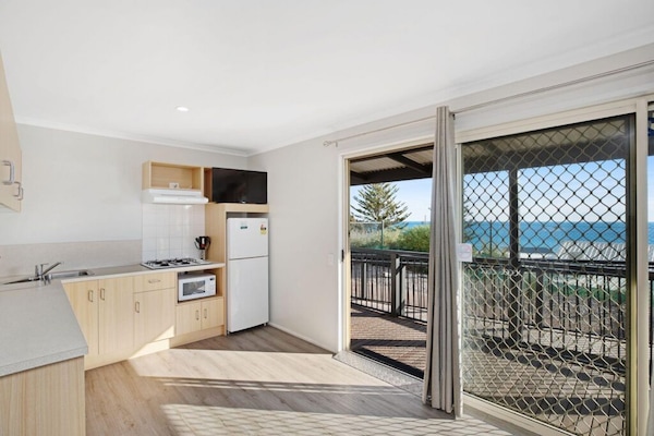 Superior Villa, Balcony, Sea View | Private kitchen | Electric kettle, toaster