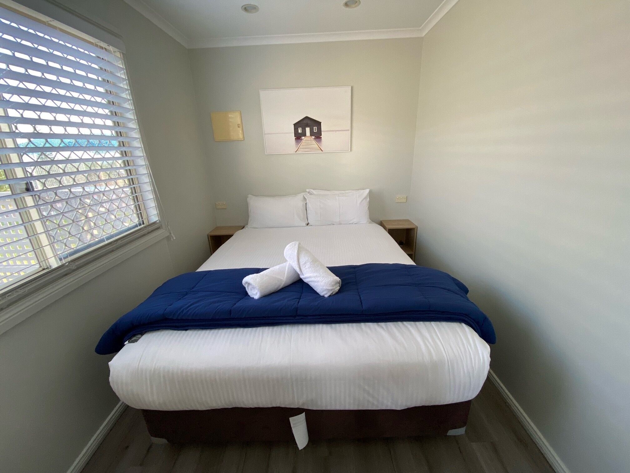 Basic Cabin, Balcony