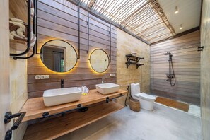 Villa – exclusive, bassengutsikt | Bad | Badekåper, tøfler og bidé