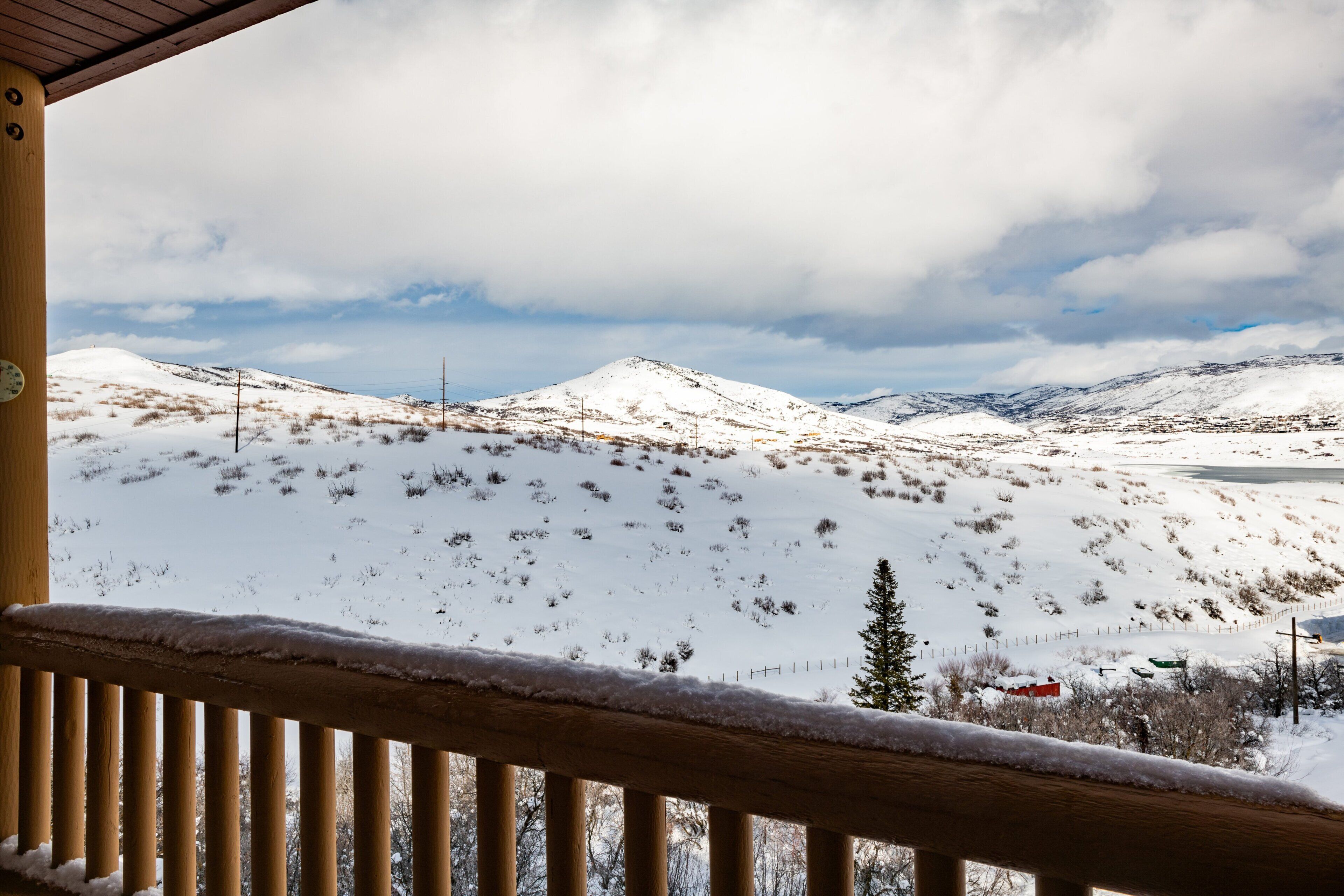 Eine verschneite Berglandschaft mit einem Holzbalkon.
