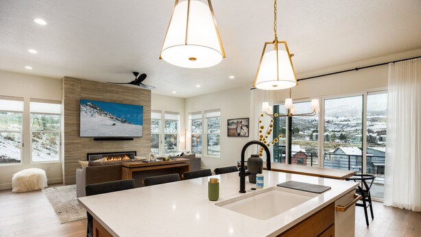 Una cocina moderna con una isla grande, chimenea y comedor.