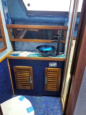 Bathroom - Art filled cozy boat perfect for two, Access to pool and Walkable to beach, etc. (Fort Lauderdale)
