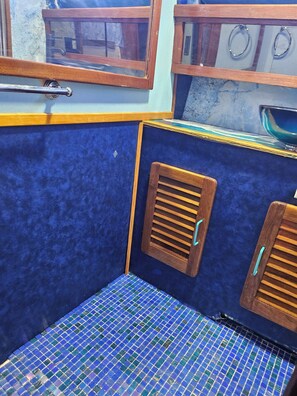 Bathroom - Art filled cozy boat perfect for two, Access to pool and Walkable to beach, etc. (Fort Lauderdale)