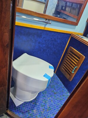 Bathroom - Art filled cozy boat perfect for two, Access to pool and Walkable to beach, etc. (Fort Lauderdale)