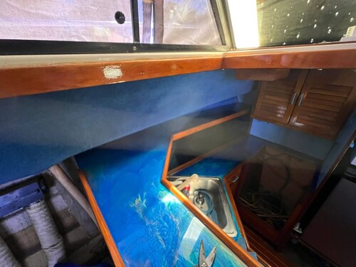 Art filled cozy boat perfect for two, Access to pool and Walkable to beach, etc.