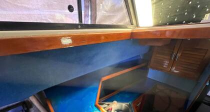 Art filled cozy boat perfect for two, Access to pool and Walkable to beach, etc.