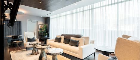 Una Smart TV, un futbolín, una mesa de tenis de mesa