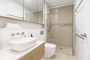Shower, hair dryer, towels - Inner South Stay, Minutes to Manuka and Foreshore (Griffith)