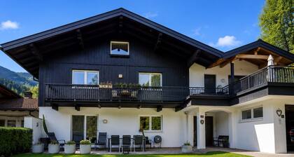 Appartement moderne avec terrasse et jardin.
