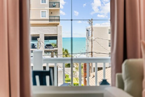 Pop Art Coastal. Luxury Oceanview Estate .Sleeps 24. Pool· Spa · Golf Simulator