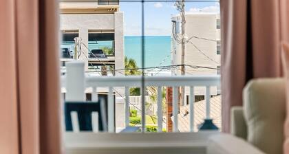 Pop Art Coastal. Luxury Oceanview Estate .Sleeps 24. Pool· Spa · Golf Simulator