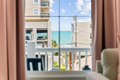 Pop Art Coastal. Luxury Oceanview Estate .Sleeps 24. Pool· Spa · Golf Simulator