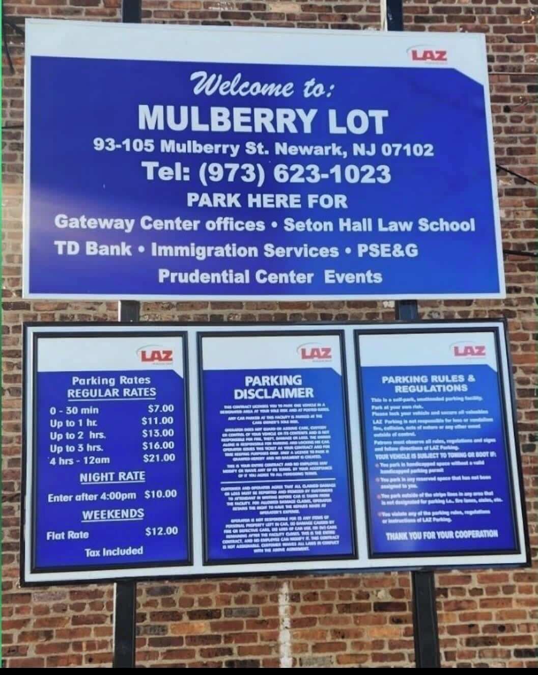 Parkschild für das Mulberry Parkhaus mit Preisen und Bestimmungen.