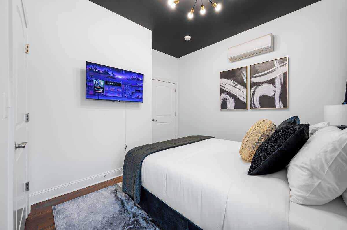 Iron/ironing board, travel cot, WiFi, bed sheets