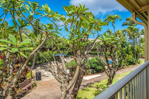 Napili Shores D-232 - Upper Level Renovated Studio at Koi Pond, Wi-Fi & Split AC