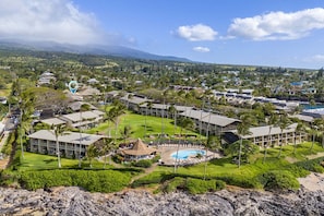 Ein Resort mit mehreren Gebäuden, einem Swimmingpool und Blick auf die umliegende Landschaft.