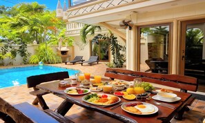 Luxury-Villa, eigener Pool | Speisen im Freien