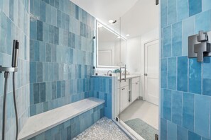 Douche, séchoir à cheveux, serviettes fournies
