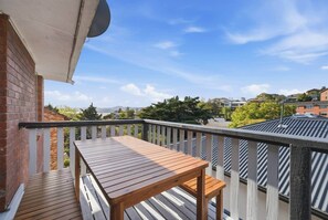 Outdoor dining - Sandy Bay Retreat Near UTAS, CBD & Waterfront (Sandy Bay)