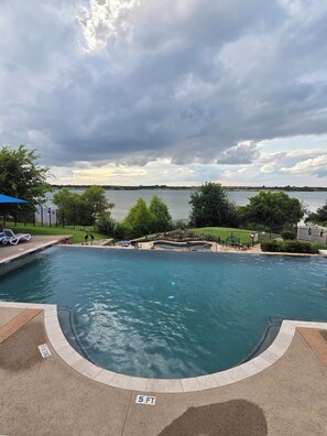 A swimming pool with a view of a lake and cloudy sky. - Cozy Private 1-bedroom Bed and Breakfast house with AC in pleasant The Colony (The Colony)