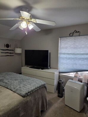 1 Schlafzimmer, Zimmersafe, Schreibtisch, Bügeleisen/Bügelbrett