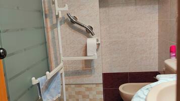 Een douche, een haardroger, een bidet, handdoeken