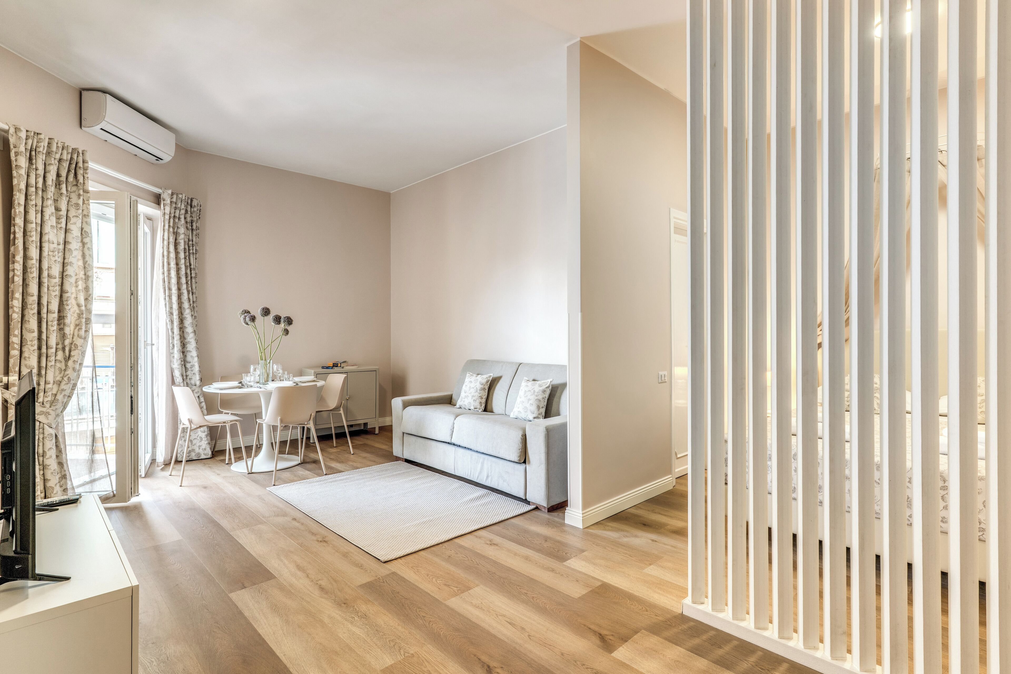 Monolocale con balcone, vista città | Living area | 45-inch flat-screen TV with satellite channels