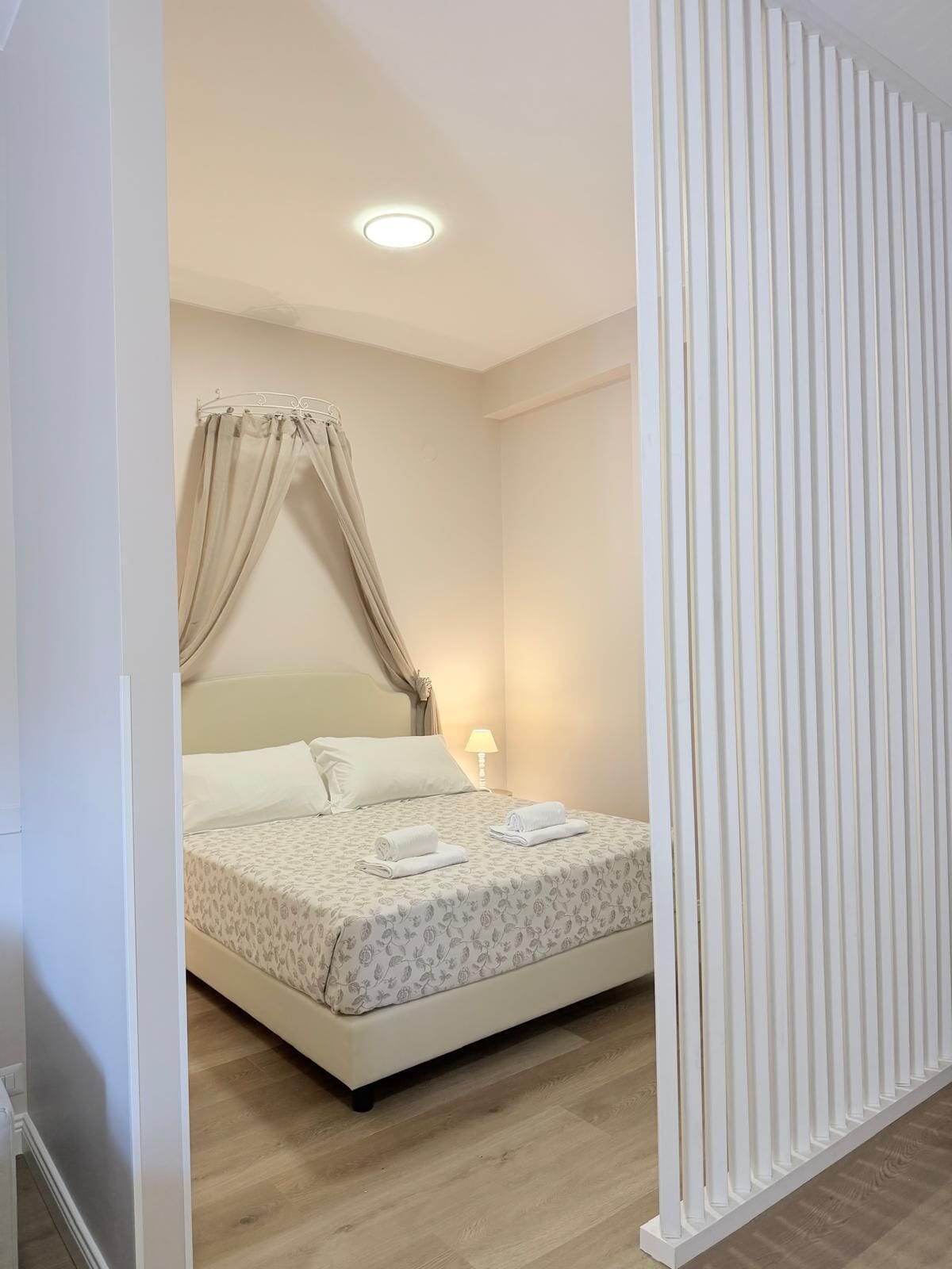 Monolocale con balcone, vista città | Una cassaforte in camera, tende oscuranti, insonorizzazione