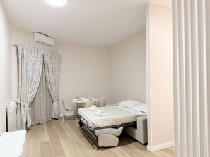 Monolocale con balcone, vista città | Opholdsområde