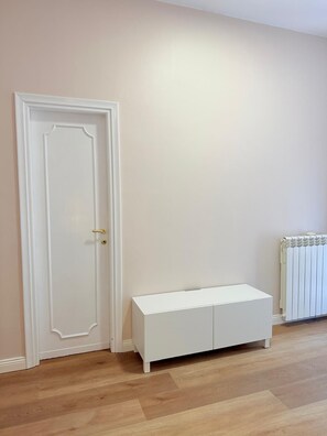 Monolocale con balcone, vista città | Área de sala de estar