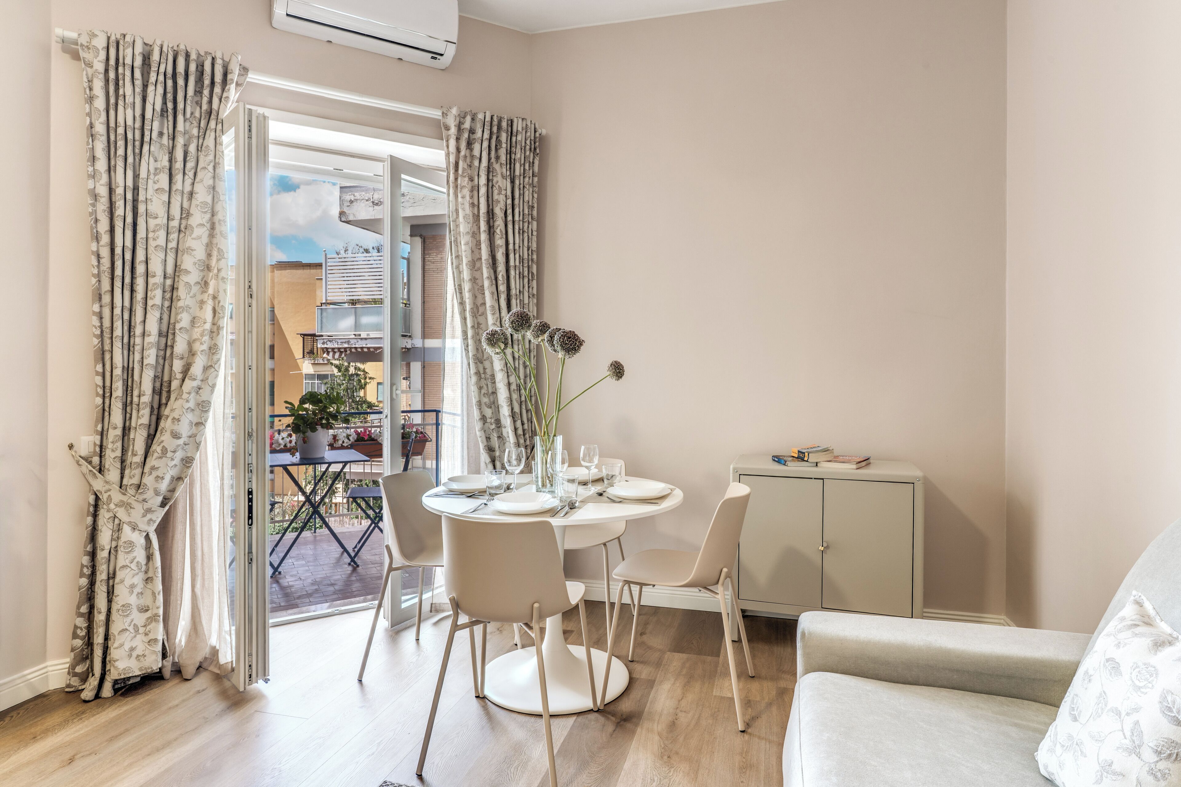 Monolocale con balcone, vista città | Terrace/patio